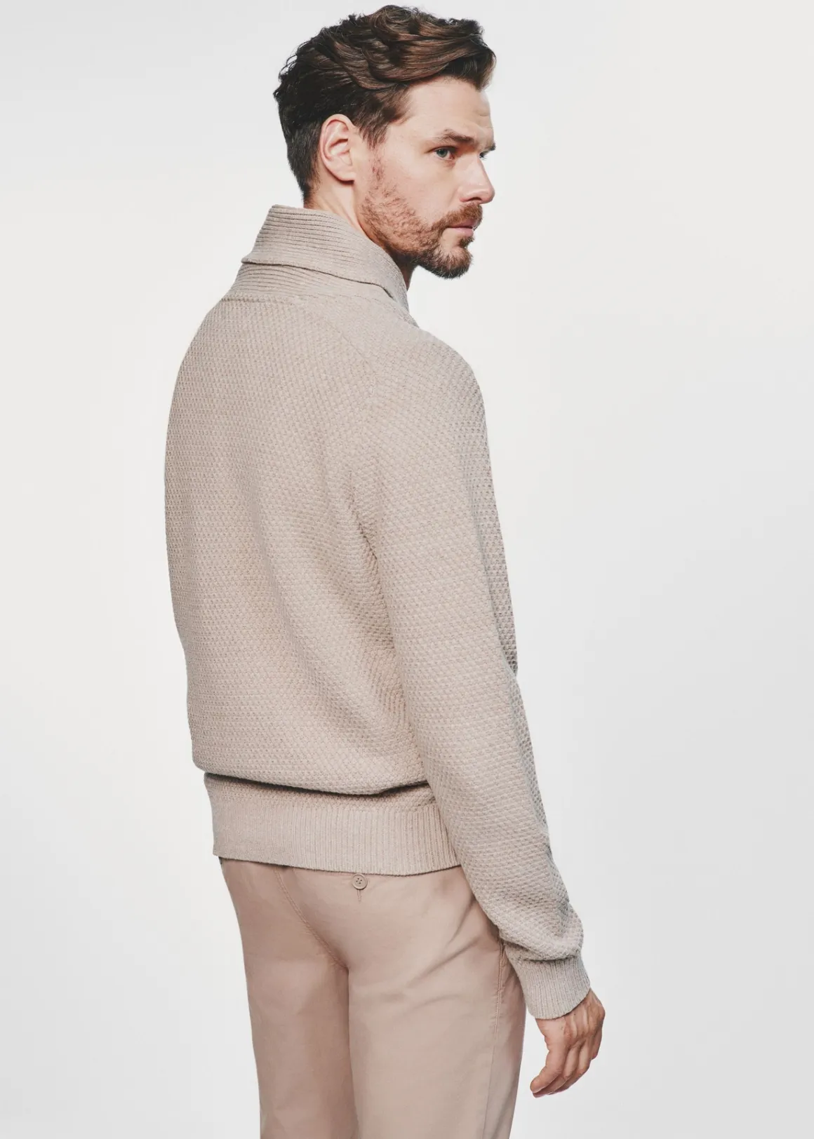 Beżowy sweter męski