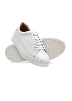 Białe skórzane buty sportowe