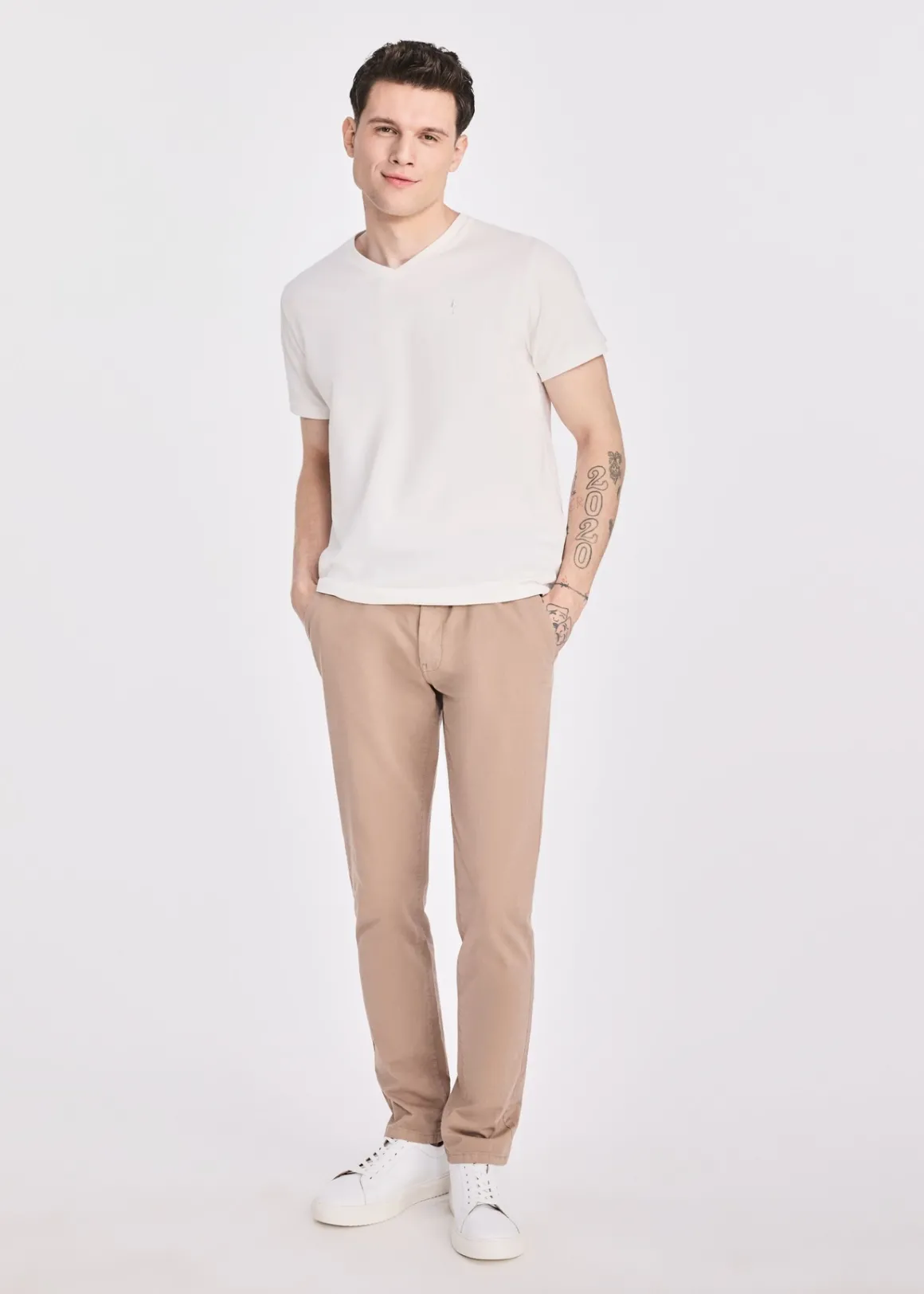 Biały basic T-shirt męski z logo