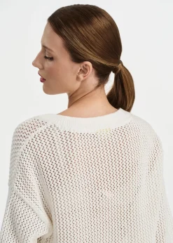 Biały dzianinowy sweter damski
