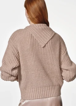 Camelowy sweter damski z kołnierzem