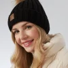 Czarna czapka damska z pomponem
