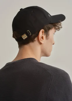 Czarna czapka z daszkiem z logo unisex
