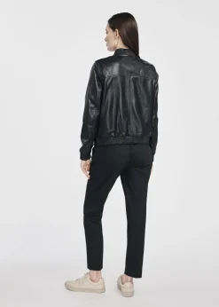 Czarna skórzana kurtka bomber