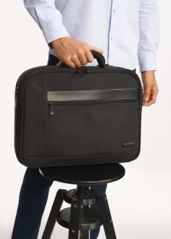 Czarna torba na laptopa