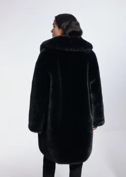Czarne futro damskie o kroju oversize