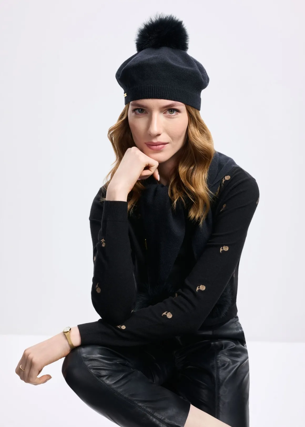 Czarny beret damski z pomponem