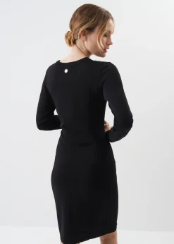 Dopasowana czarna sukienka midi