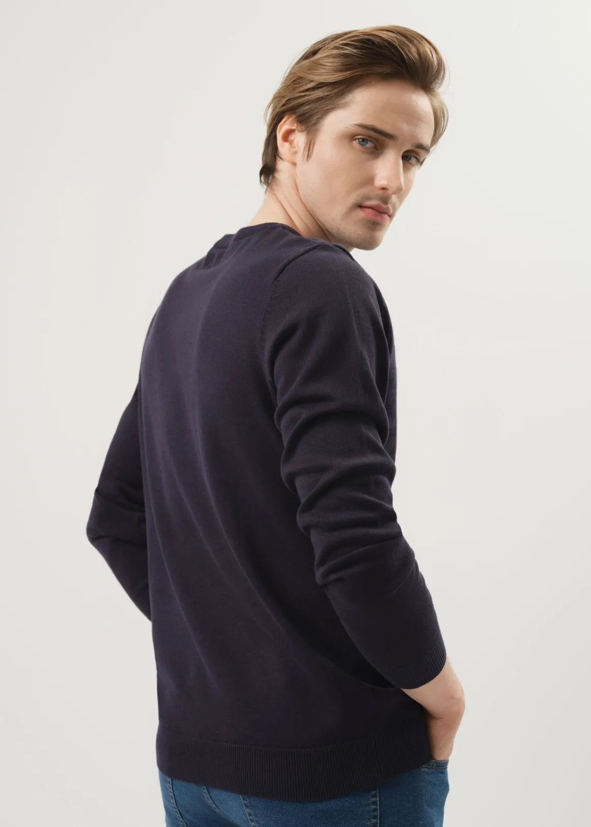 Granatowy sweter męski basic