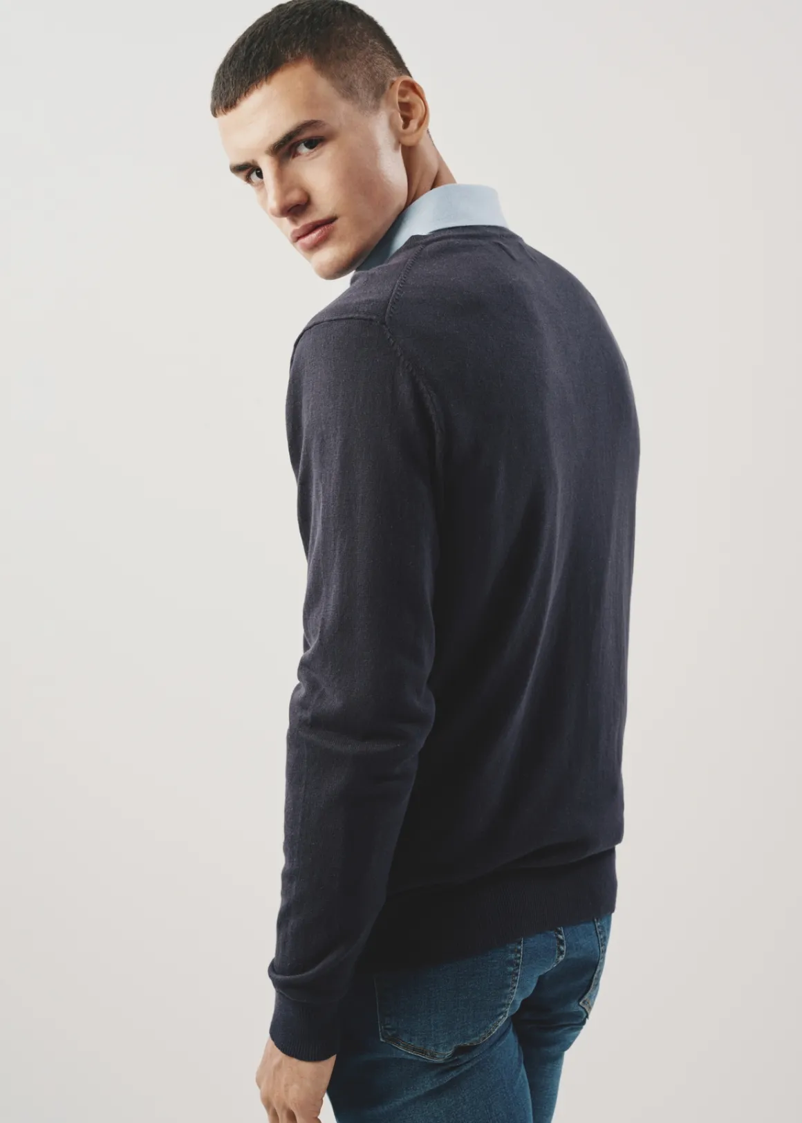 Granatowy sweter męski w serek