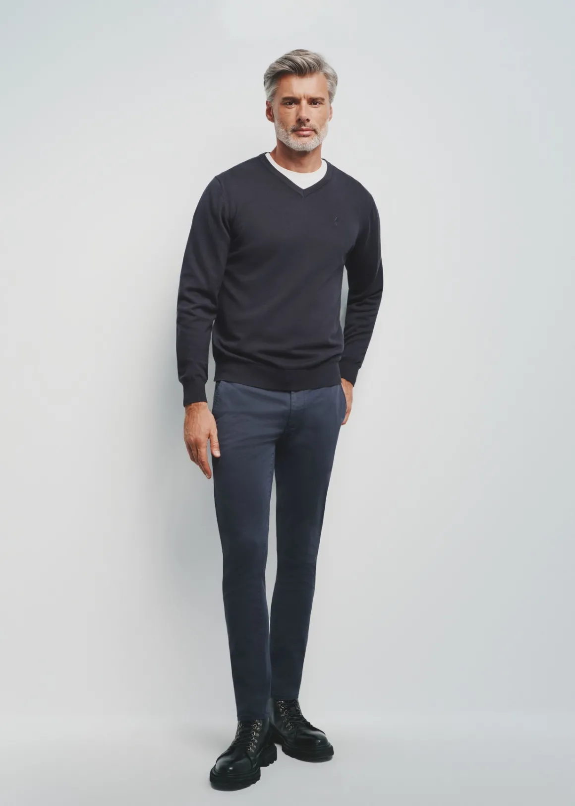 Granatowy sweter męski z logo