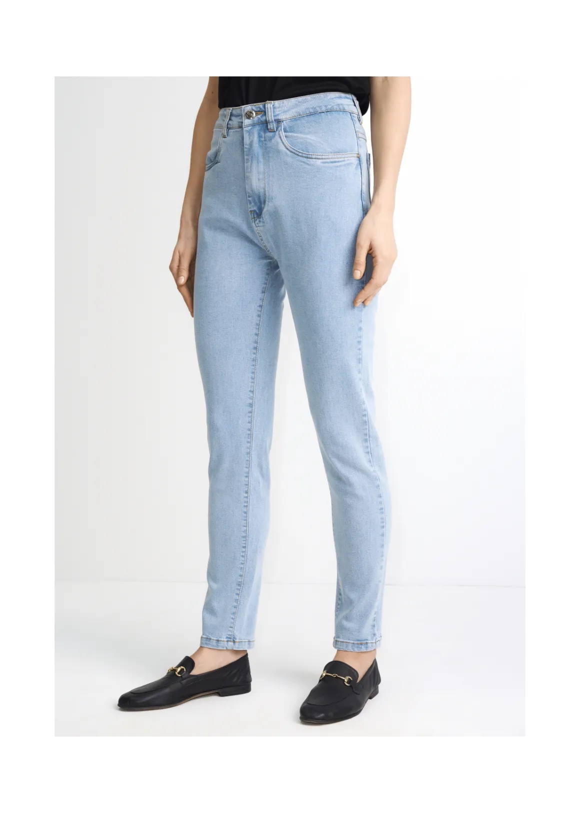 Jasne spodnie jeansowe damskie