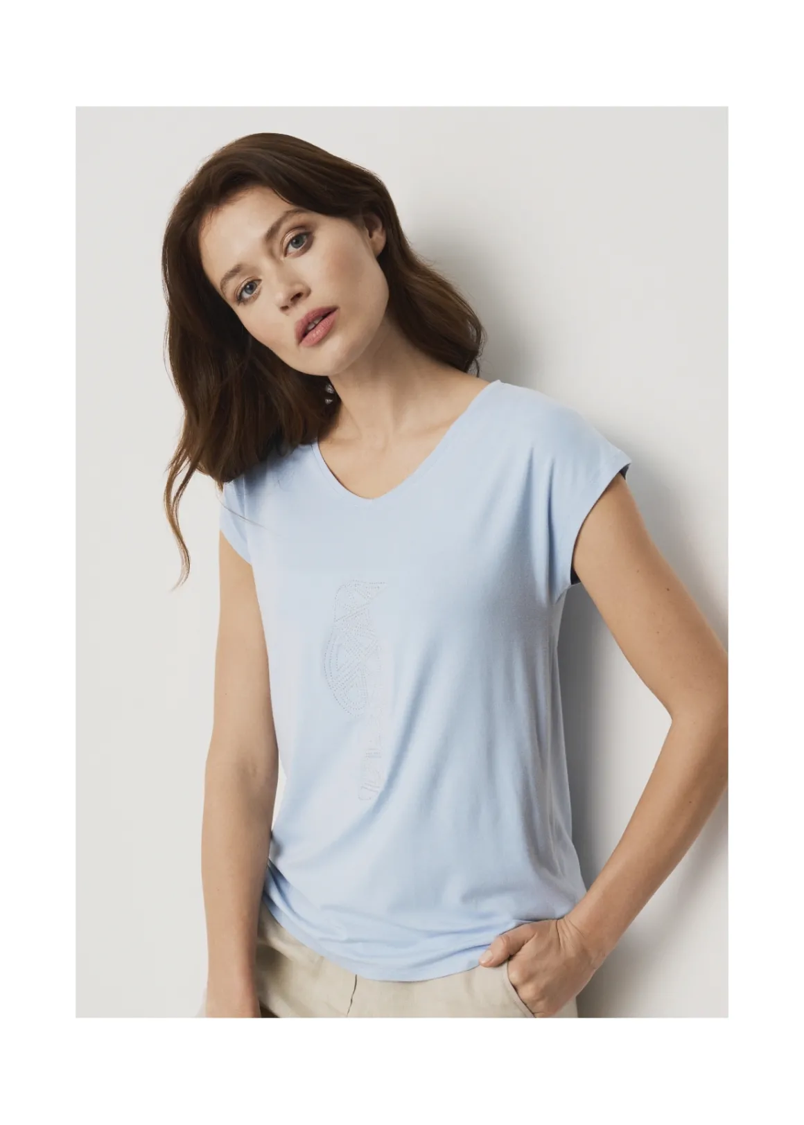 Jasnoniebieski T-shirt damski z aplikacją