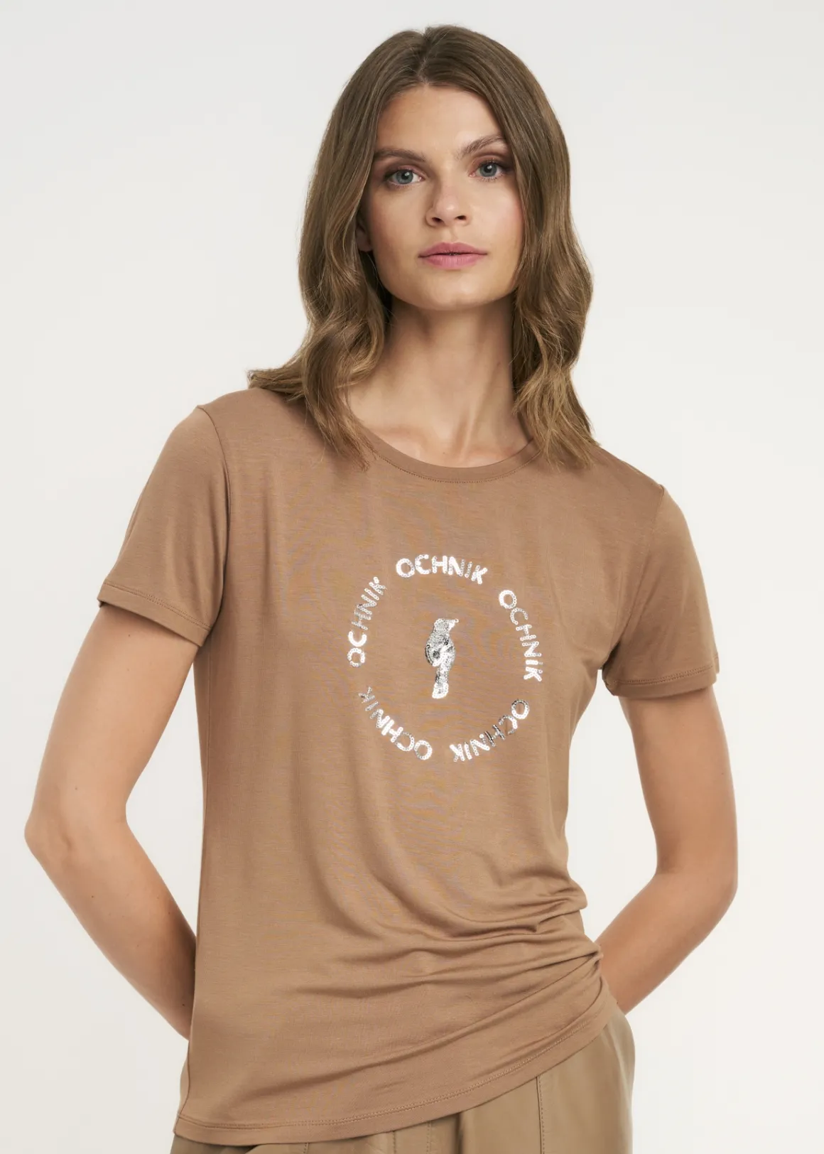 Kamelowy T-shirt damski z aplikacją
