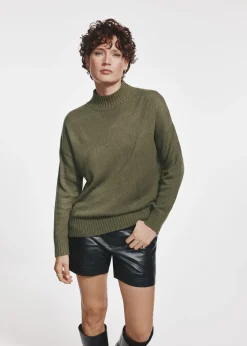 Klasyczny sweter damski w kolorze khaki