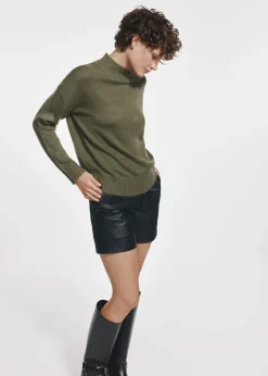 Klasyczny sweter damski w kolorze khaki