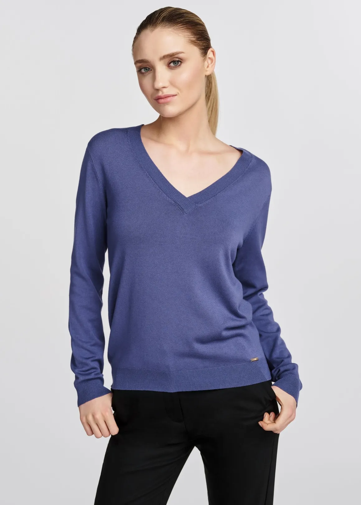 Niebieski sweter damski z dekoltem V-neck