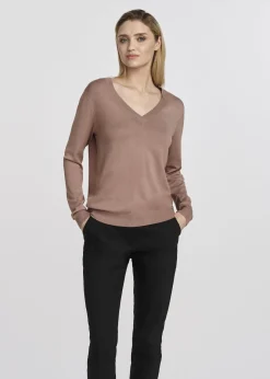 Sweter damski z dekoltem V-neck w kolorze camelu