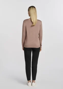 Sweter damski z dekoltem V-neck w kolorze camelu