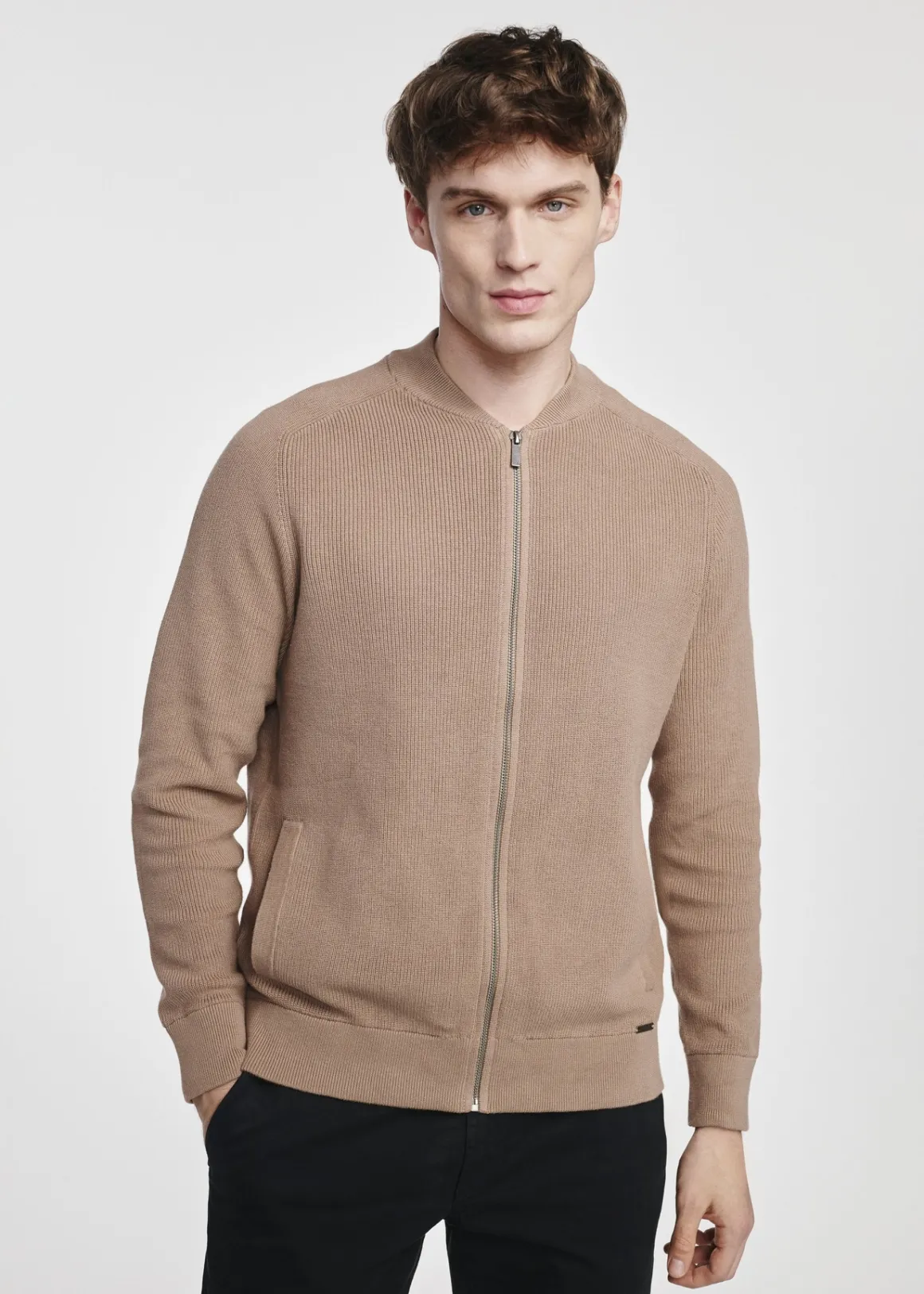 Sweter męski na suwak w kolorze camelowym